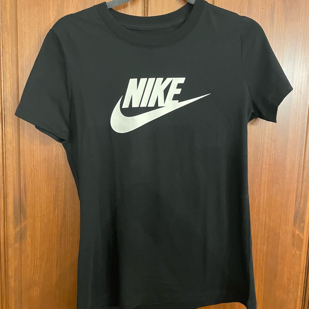 Nike
Essential Sportswear Icon Tee